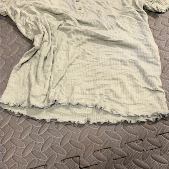 Green button ruffle shirt - Picture 3 of 5